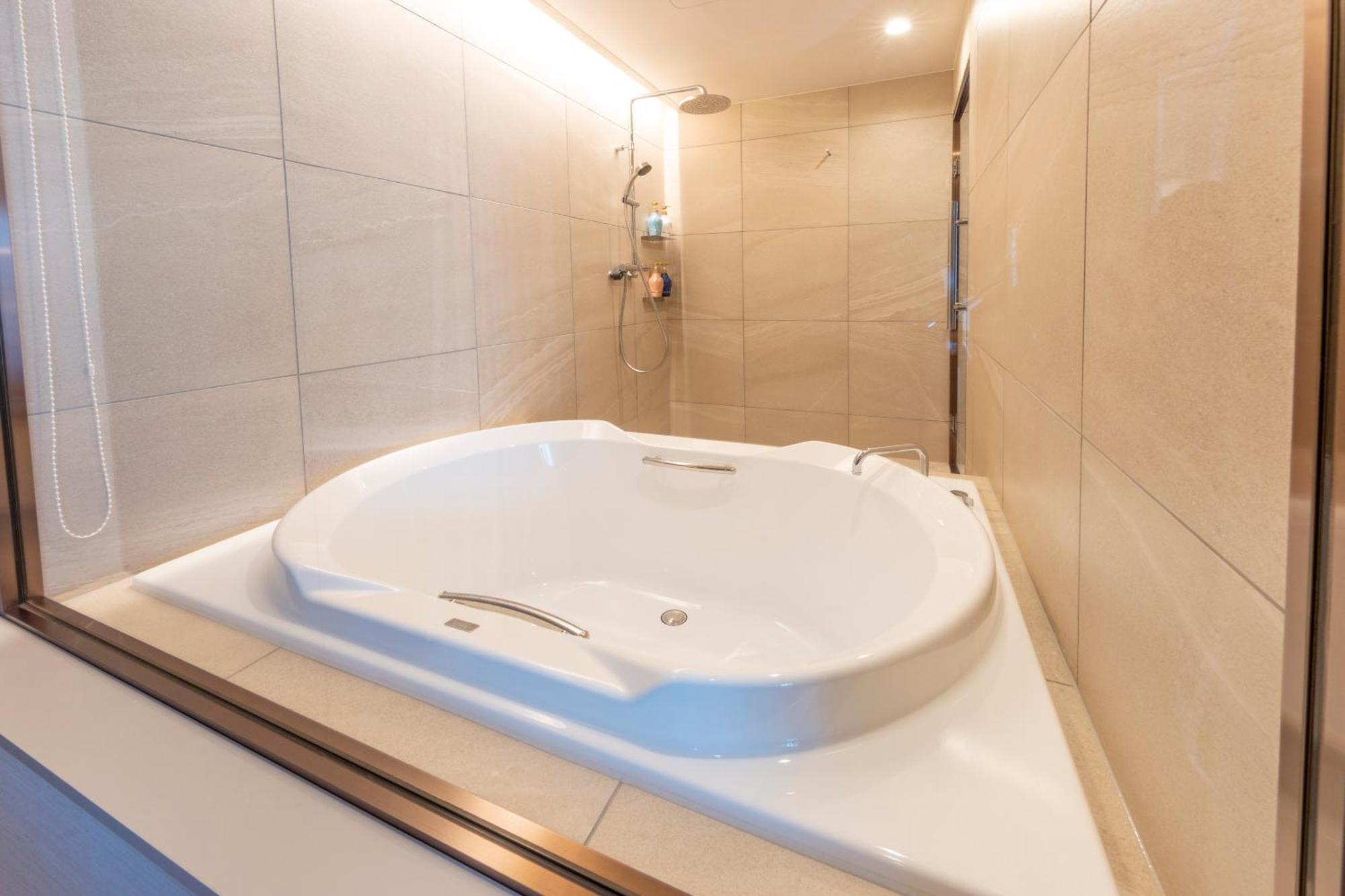 Hotel Springs Makuhari Premier Chiba Bagian luar foto
