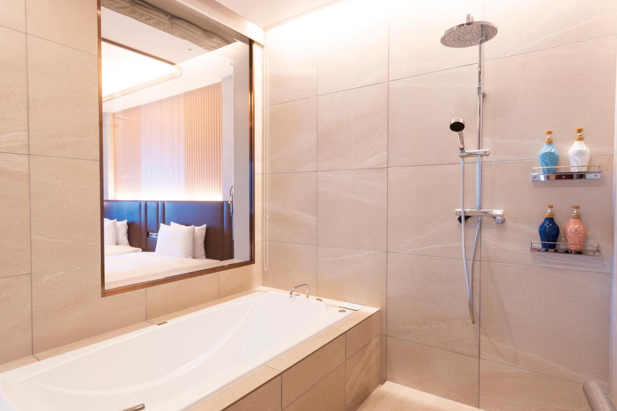 Hotel Springs Makuhari Premier Chiba Bagian luar foto